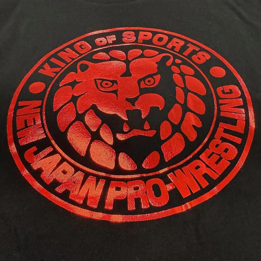 新日本プロレス×久米繊維 ライオンマークTシャツ ブラック×赤箔