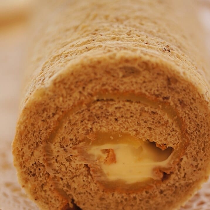 焼きいもあんロールケーキ（ごま生地）