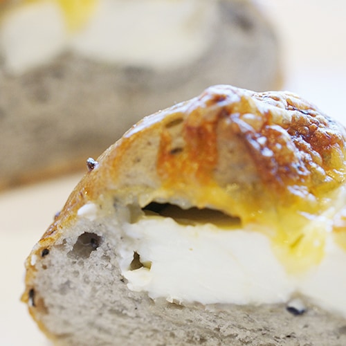 味わい黒ごまチーズパン