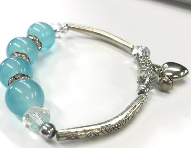 送料込み ビーズブレスレット おしゃれブレスレット かわいい プレゼント フリーサイズ ハート チャーム ゴム おしゃれ ゴムブレス 19juuku