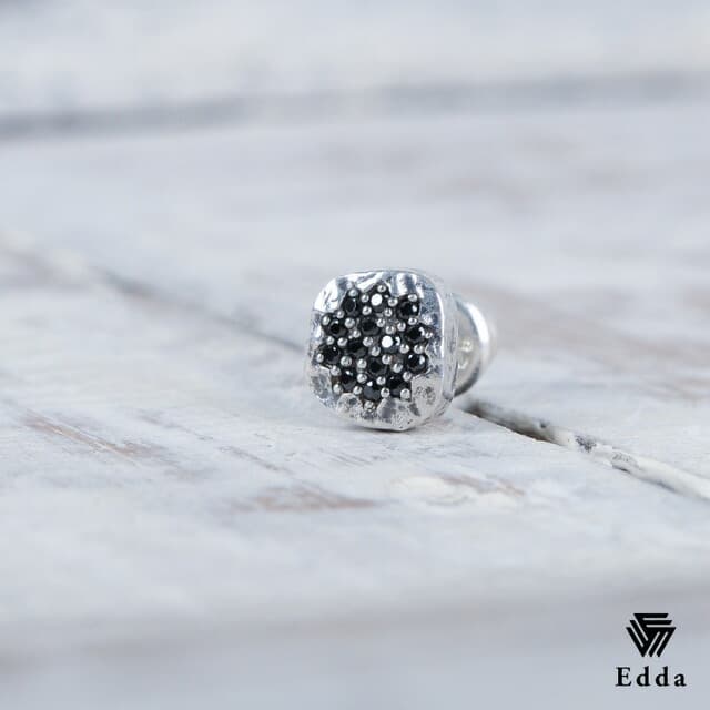 送料込み 個性的でおしゃれなピアス プレゼントにもおすすめ ピアス シルバーピアス ピアス シルバー925 ジルコニア キュービック ブラック アンティーク加工 いぶし加工 メンズ レディース クリスマス バレンタイン ホワイトデー 19juuku Edda エッダ