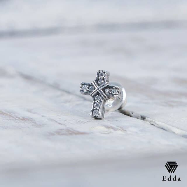 送料込み おしゃれなピアス クロス 小さめ シルバーピアス ピアス かっこいい 人気 ブラック シルバー シルバー925 十字架 ジルコニア キュービック アンティーク加工 いぶし加工 メンズ レディース クリスマス バレンタイン ホワイトデー 19juuku Edda エッダ