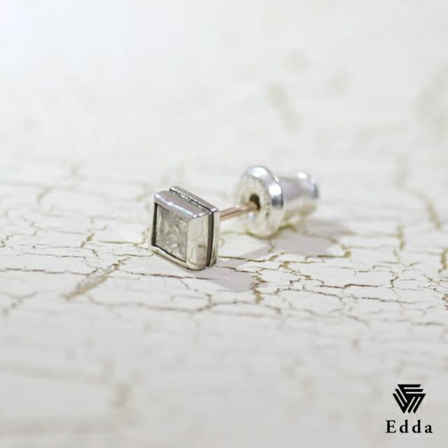 送料込み シンプルおしゃれピアス K10ポスト シルバーピアス ピアス シルバー925 K10 アレルギーフリー 金属アレルギー対応 一粒ジルコニア ジルコニア キュービック アンティーク加工 いぶし加工 メンズ バレンタイン ホワイトデー 19juuku Edda エッダ