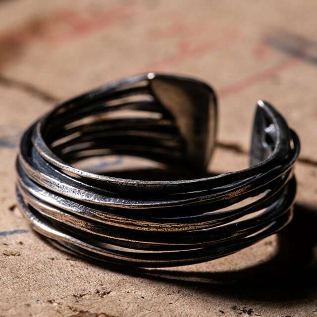 送料込み 個性が光る指輪 フリーサイズなのでプレゼントにもお勧め フリーリング シルバー925 ペアリング お揃い おしゃれ 指輪 リング ゴールド シルバー プレゼント 人気 アンティーク加工 黒 メンズ レディース 19juuku Edda エッダ