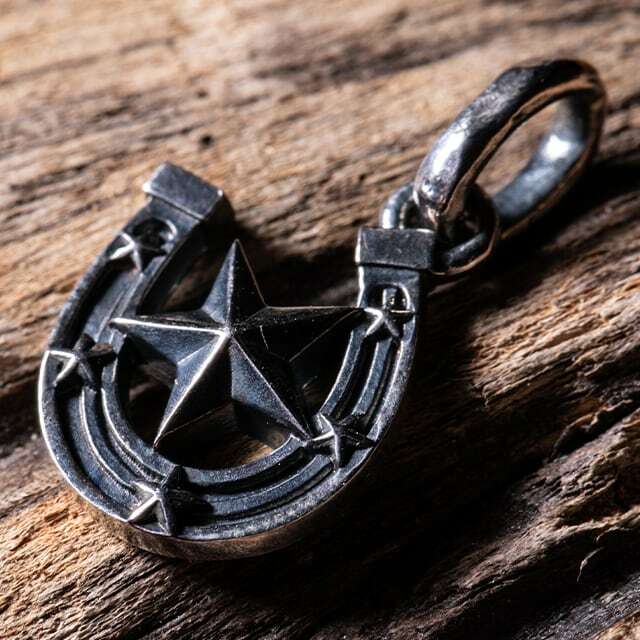 送料込み ペンダントトップ トップ プレート 馬蹄 馬 おしゃれ かっこいい 人気 プレゼント 人気 ネックレス シルバー925 燻し加工 アンティーク メンズ クリスマス バレンタイン 19juuku Edda エッダ