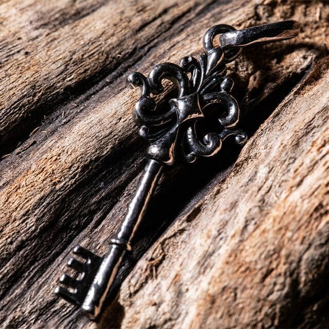 送料込み ペンダントトップ トップ 鍵 鍵型 おしゃれ かっこいい 人気 プレゼント 人気 シルバー925 燻し加工 アンティーク コイン メンズ クリスマス バレンタイン 19juuku Edda エッダ