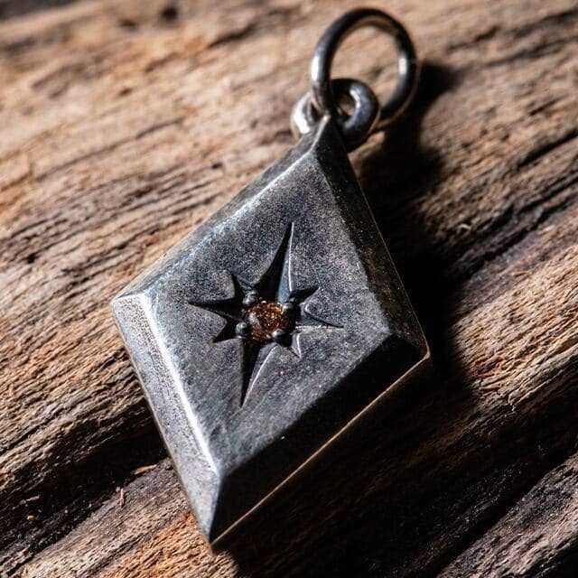 送料込み ペンダントトップ トップ プレート シャンパンキュービック キュービック おしゃれ かっこいい 人気 プレゼント 人気 シルバー925 燻し加工 アンティーク メンズ クリスマス バレンタイン 19juuku Edda エッダ