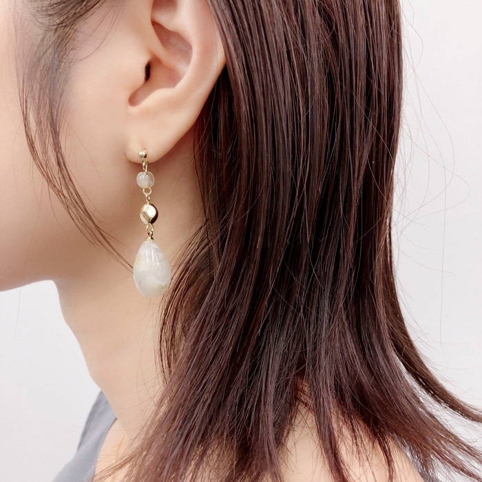 【1212】マーブルスクエアと鈴ビーズのピアス／イヤリング 1212】マーブルスクエアと鈴ビーズのピアス／イヤリング