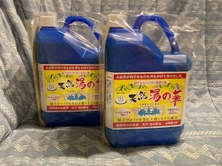北海道積丹半島・天然湯の華(2L)積丹半島余市産 湯の華 ２L・２本、天然温泉の素 防腐剤なし アルカリ性 入浴 風呂用 雑貨