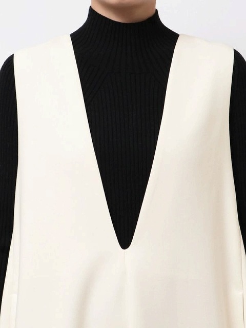 【新品未着用タグ付】ELENDEEK ディープVネックAラインワンピース　グレー ELENDEEK（エレンディーク）の「ディープVネックAライン