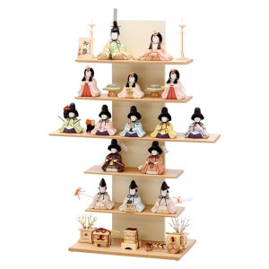 雛人形の飾り付けです娘が人形だけでいいと言うから４０万の一部です❗ 雛人形の飾り付けです娘が人形だけでいいと言うから40万の一部です