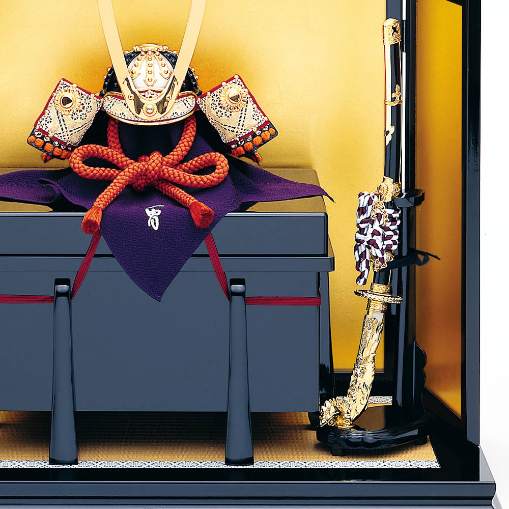 五月人形 真多呂人形作 兜飾り 加藤一胄作 二分の一四方白 長鍬 兜飾り