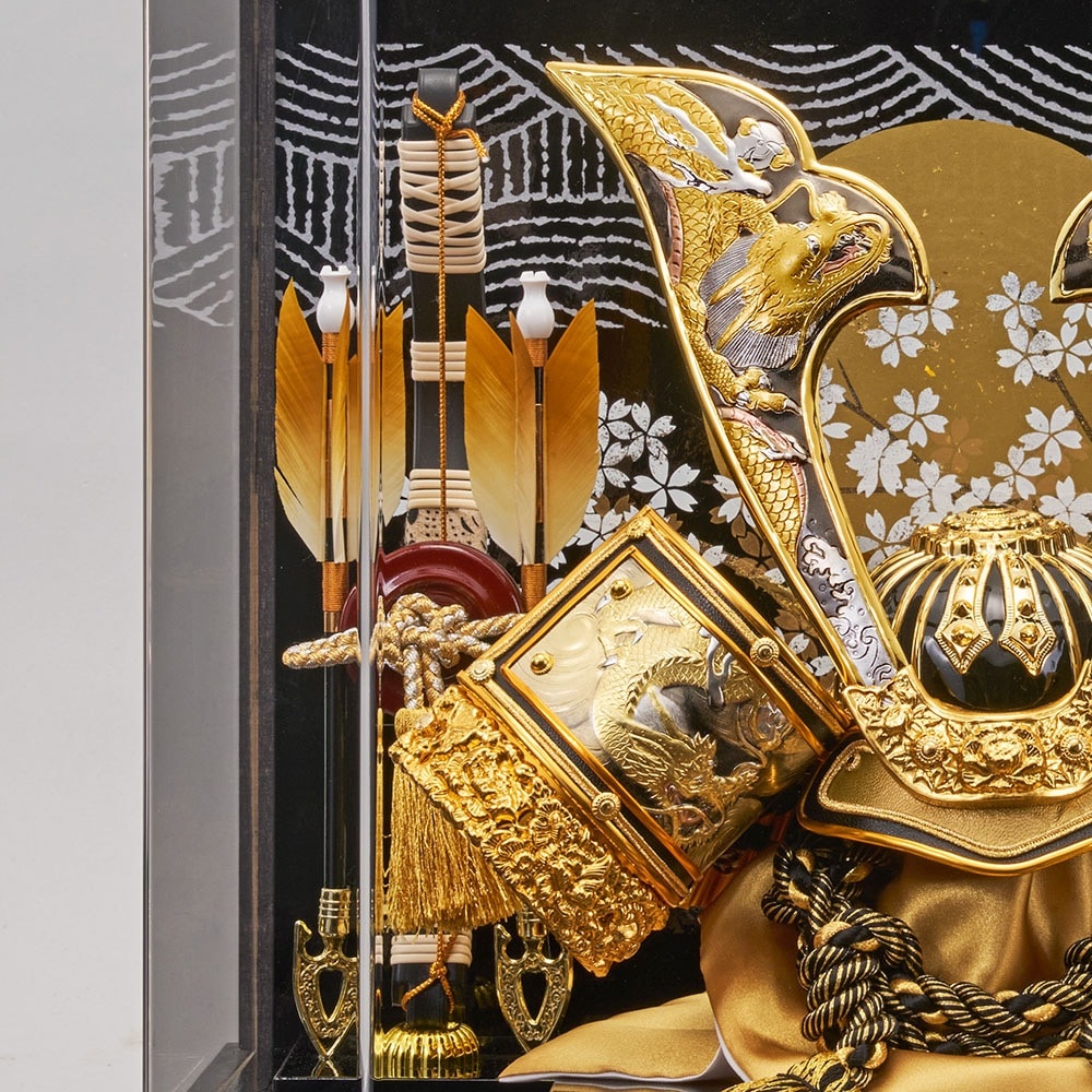 五月人形 兜飾り ケース飾り 嵯峨 六角アクリルケース 盛上げ大鍬兜 弓