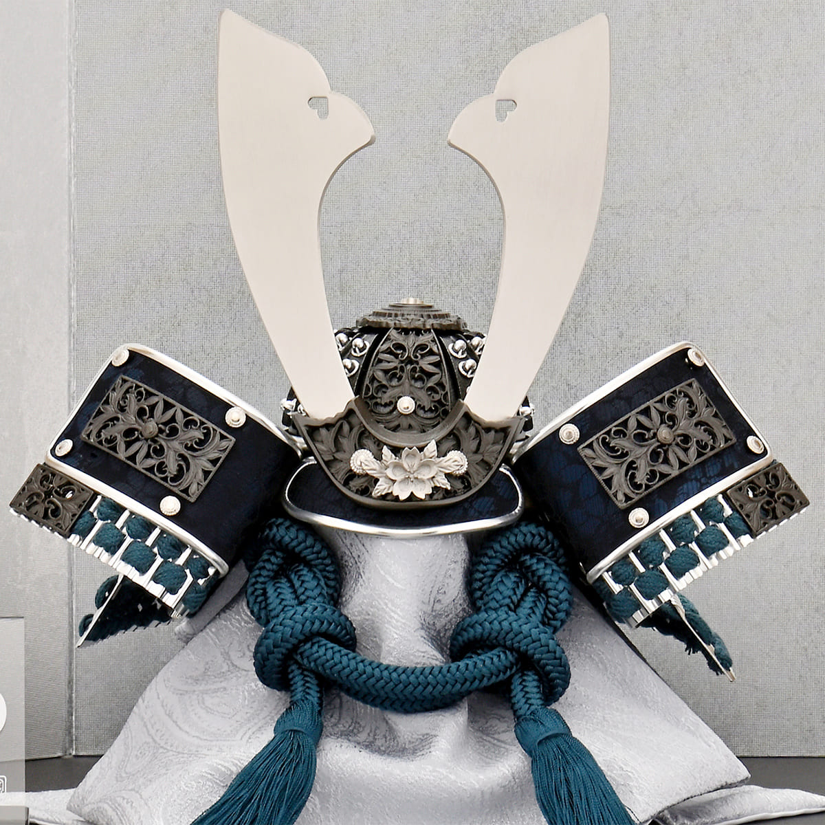 五月人形 コンパクト 兜飾り ミニ おしゃれ 黒 銀 モダン 初節句 横幅