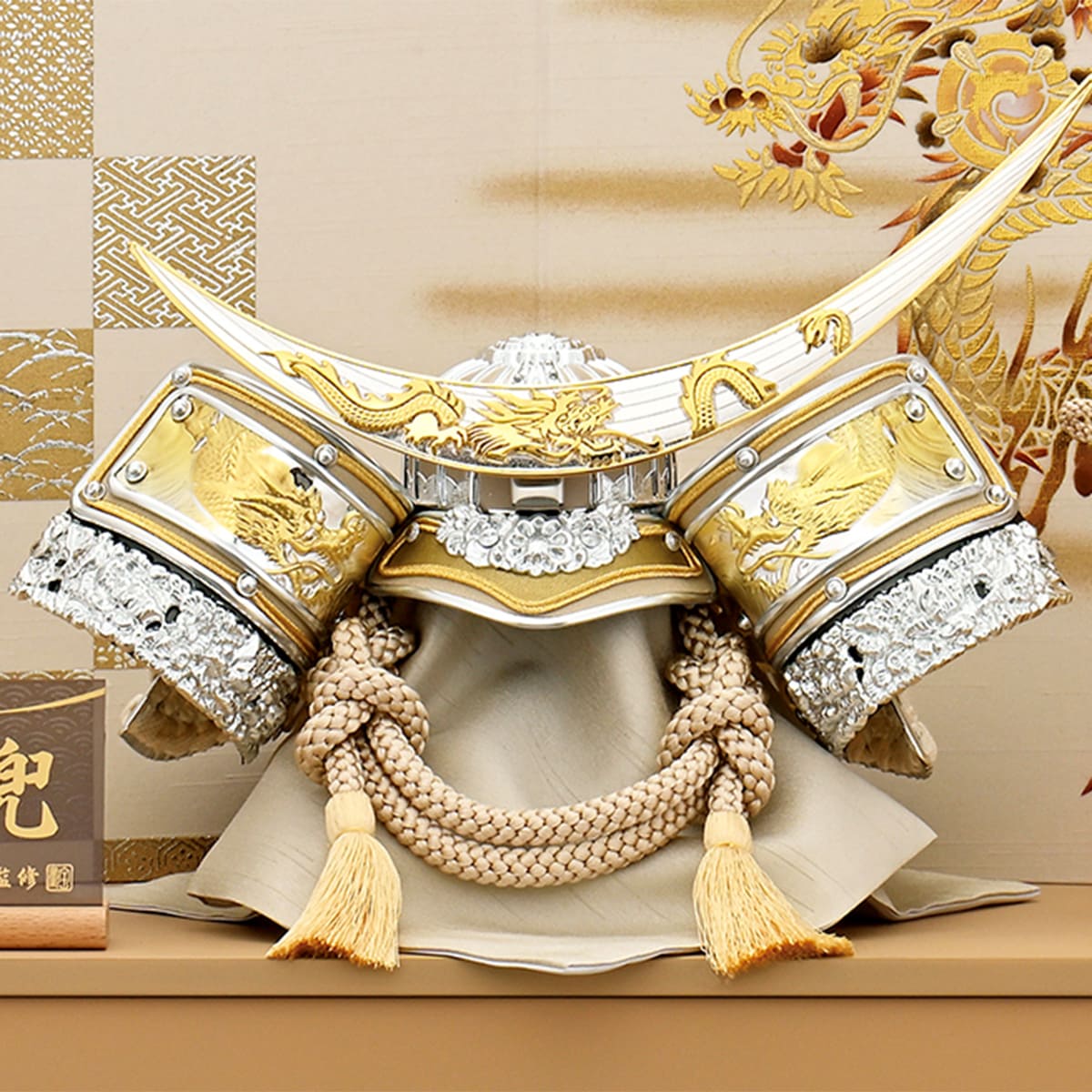 五月人形 収納飾り コンパクト 伊達 兜飾り ミニ おしゃれ 金 モダン