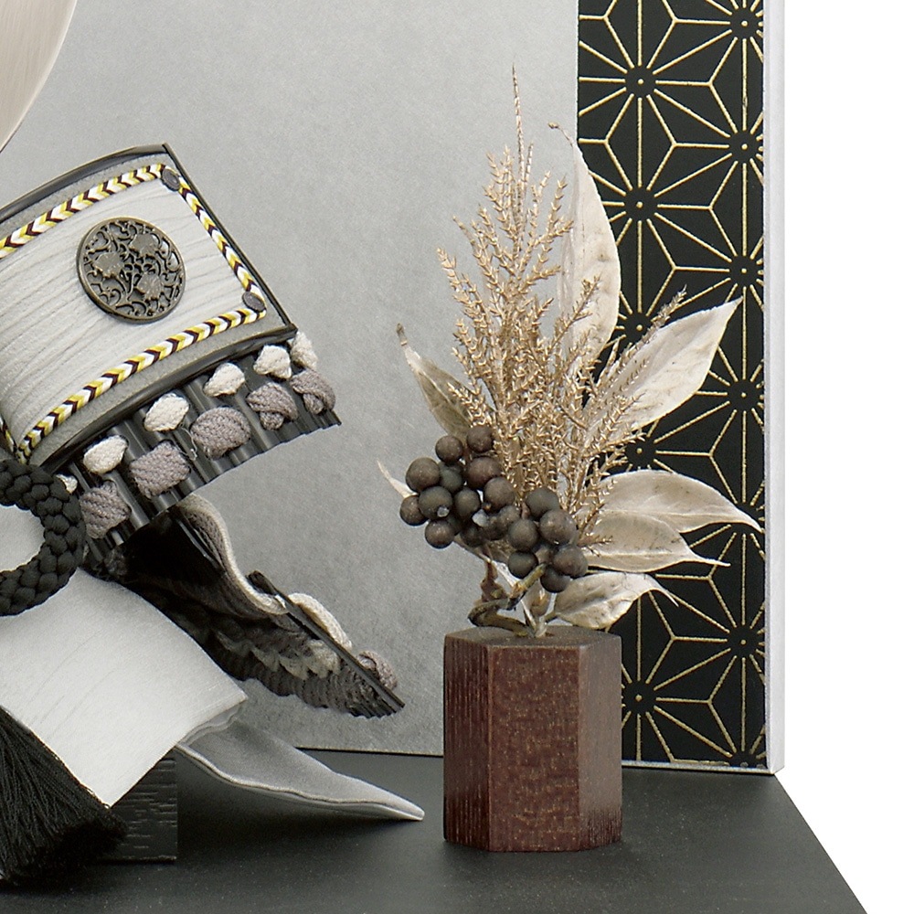 五月人形 お祝い 初節句 コンパクト 兜飾り 平飾り 5号 黒銀大鍬兜 丸