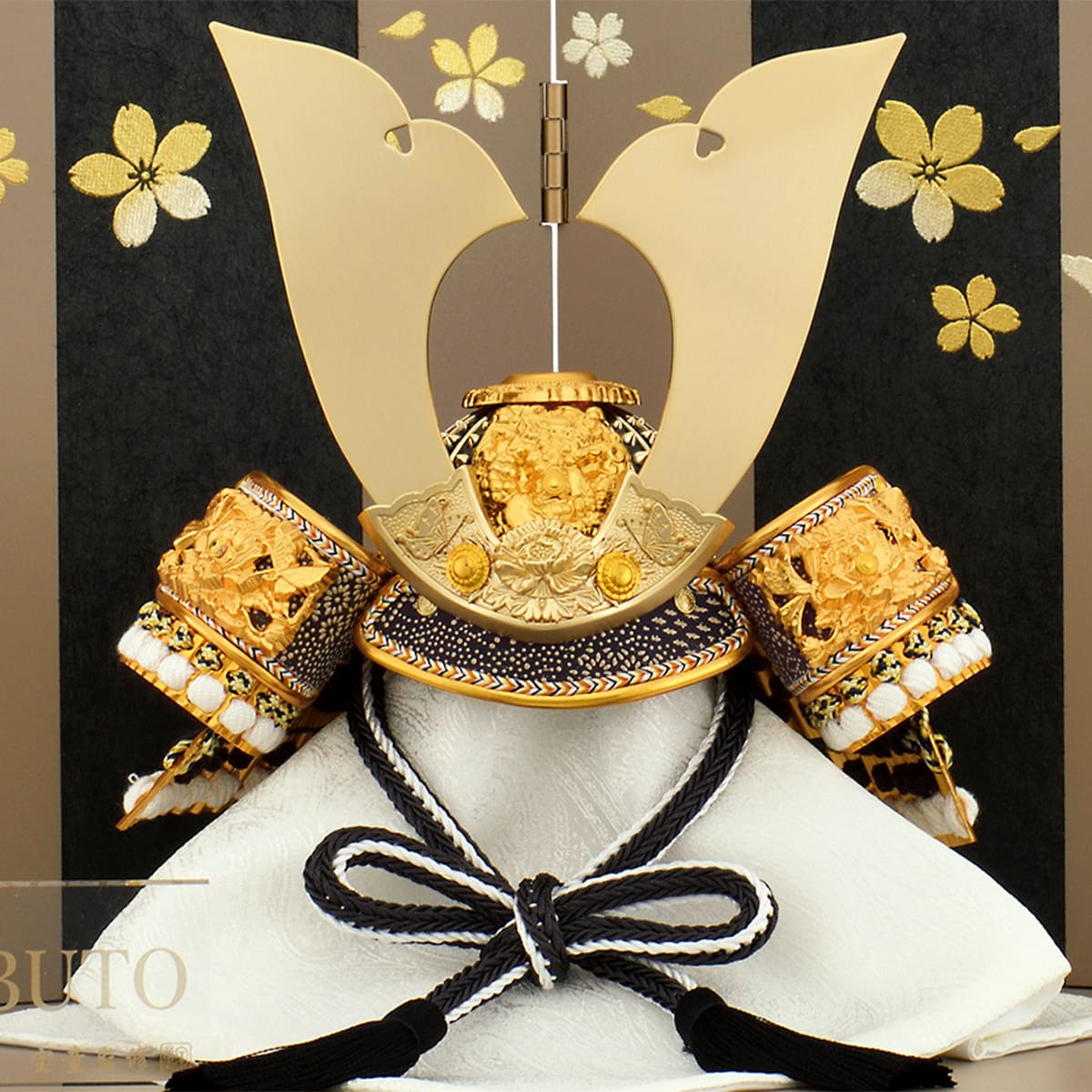 五月人形 収納飾り かぶと コンパクト 兜飾り ミニ おしゃれ 金 モダン