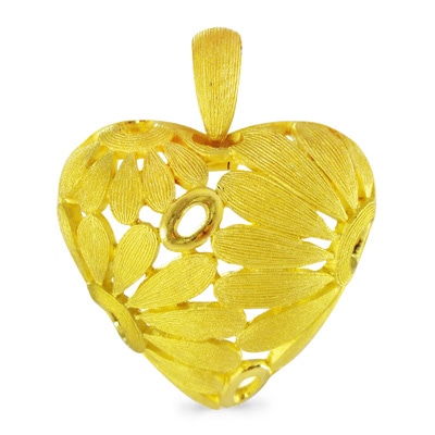 デイジーの花で形作られた優しいハート 純金ペンダント