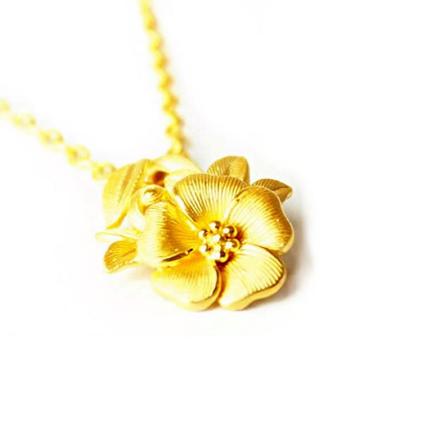 胸元に彩りを添えるフラワー 純金ペンダント