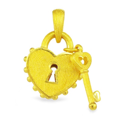 ハート型の錠前と鍵が愛らしい 純金ペンダント