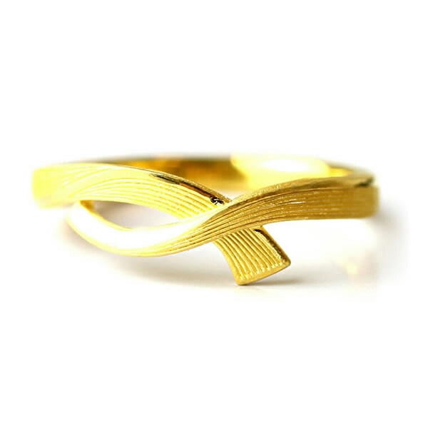 指先にしっかりと結ばれたリボン 純金リング