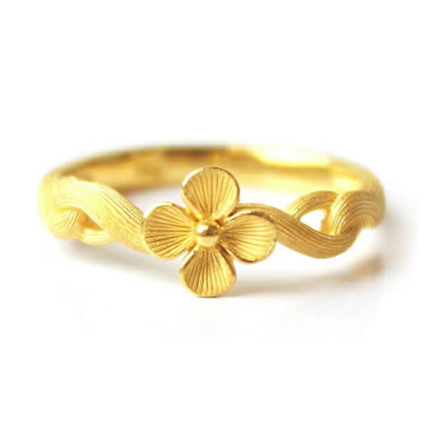小さいながらも凛とした花のフォルム 純金リング
