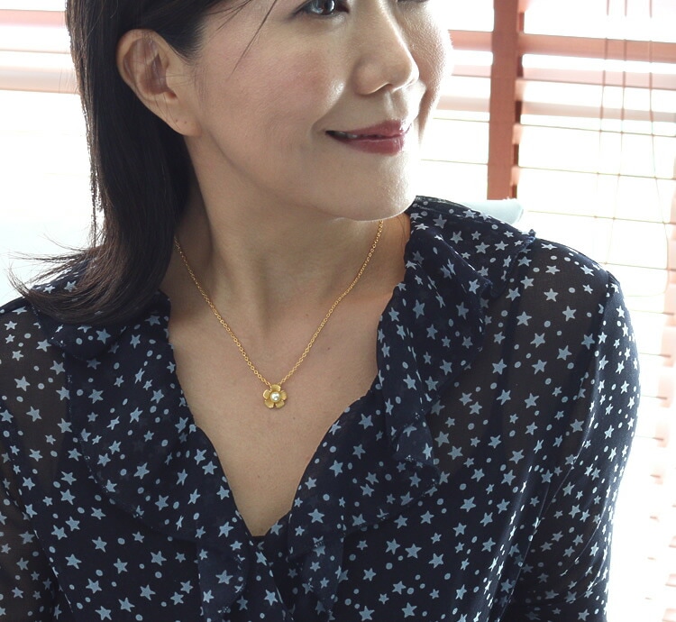 胸元に咲くパールと大輪の花 純金ペンダント