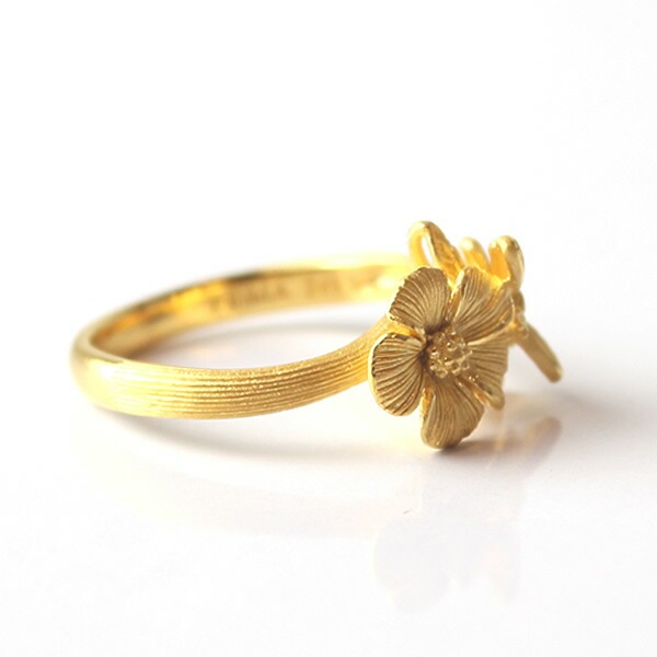 花咲く指元にふわり舞い降りるトンボ 純金リング｜レディース,リング