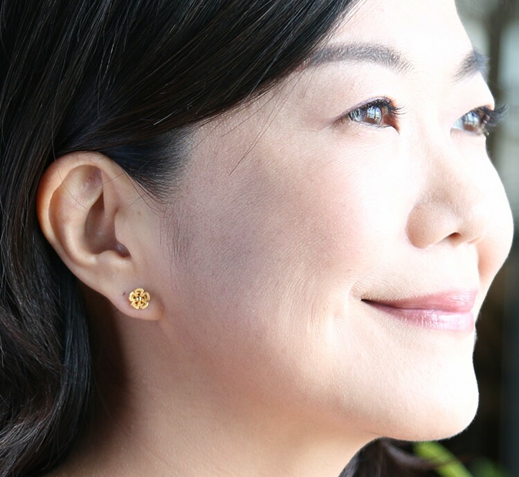 透ける光が美しいフラワー 純金ピアス
