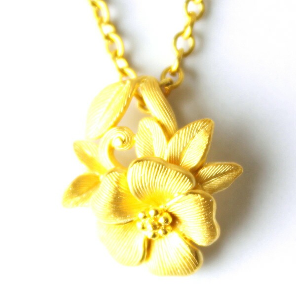 胸元に彩りを添えるフラワー 純金ペンダント