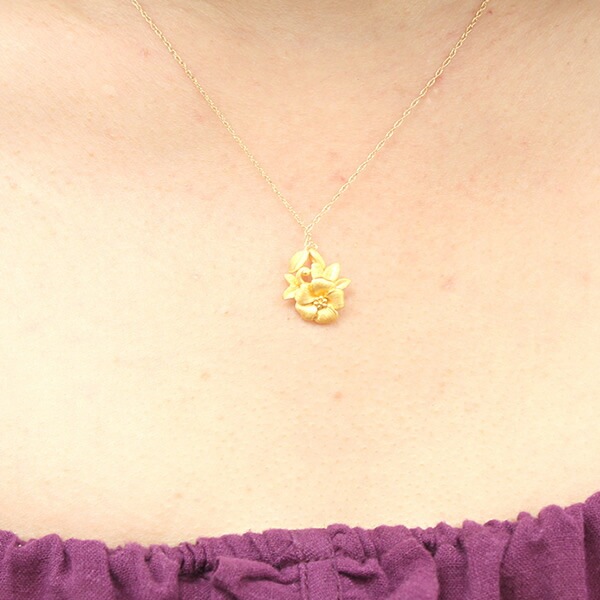 胸元に彩りを添えるフラワー 純金ペンダント
