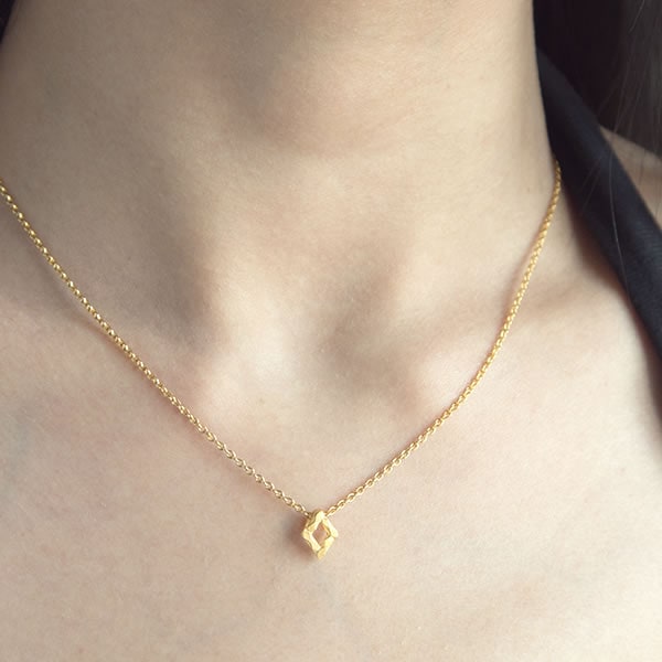 新品☆プリマゴールド 純金ミル打ち花モチーフ ペンダント(SV925チェーン付) 楽天市場】純金 菊の花 ペンダント レディース 女性 フラワー イエロー