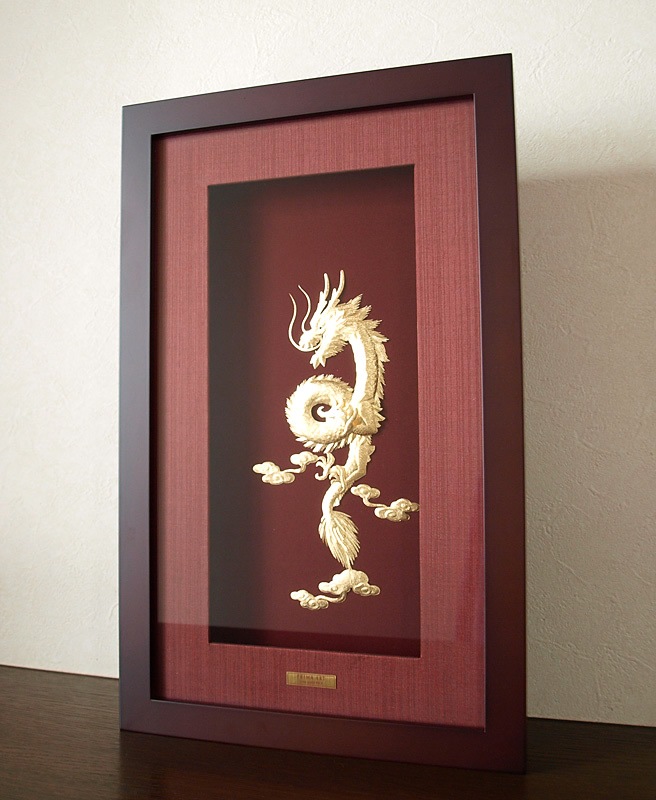 龍の姿を描いた「インペリアルドラゴン」純金アート