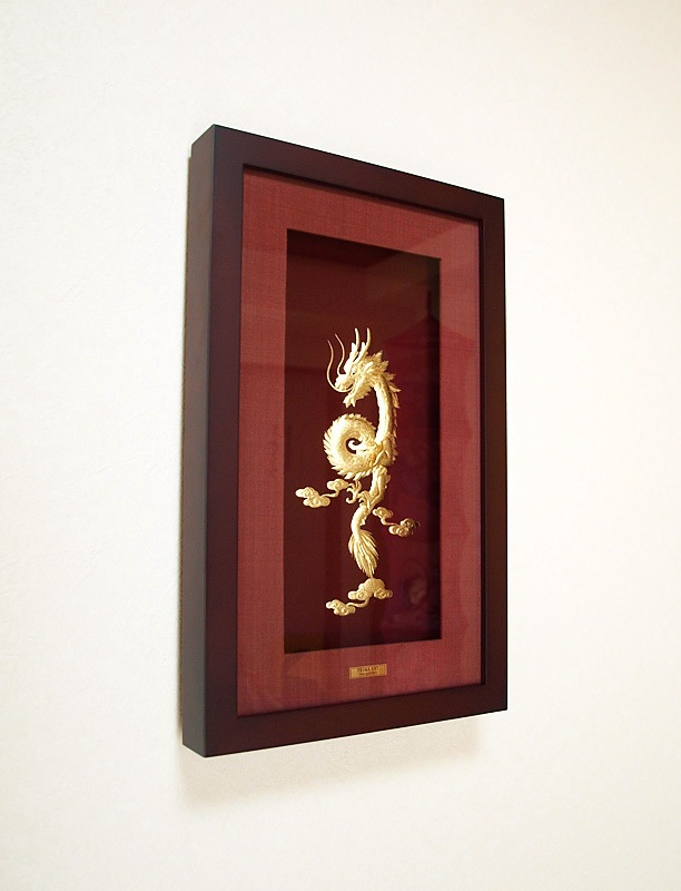 龍の姿を描いた「インペリアルドラゴン」純金アート