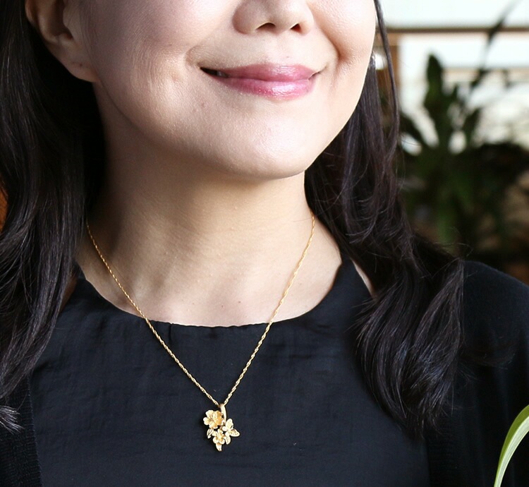 可憐に咲く花と蝶モチーフ 純金ペンダント｜レディース,ペンダント商品