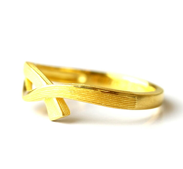 指先にしっかりと結ばれたリボン 純金リング