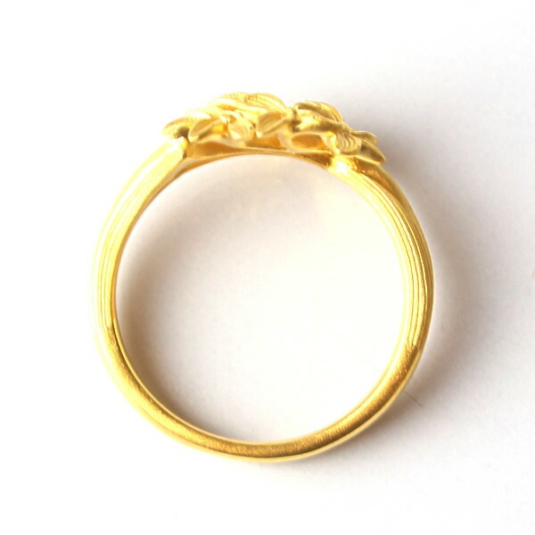 都会の光を浴び指先に凛と花咲く 純金リング