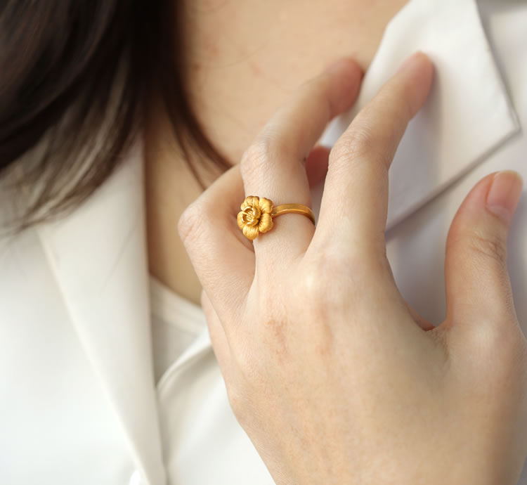 牡丹の花甘さ控えめでリアルな美しさ 純金リング