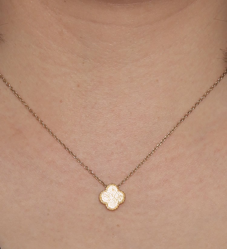 【特別価格】ミル打ち四つ葉のクローバー ペンダント（SV925チェーン付き）