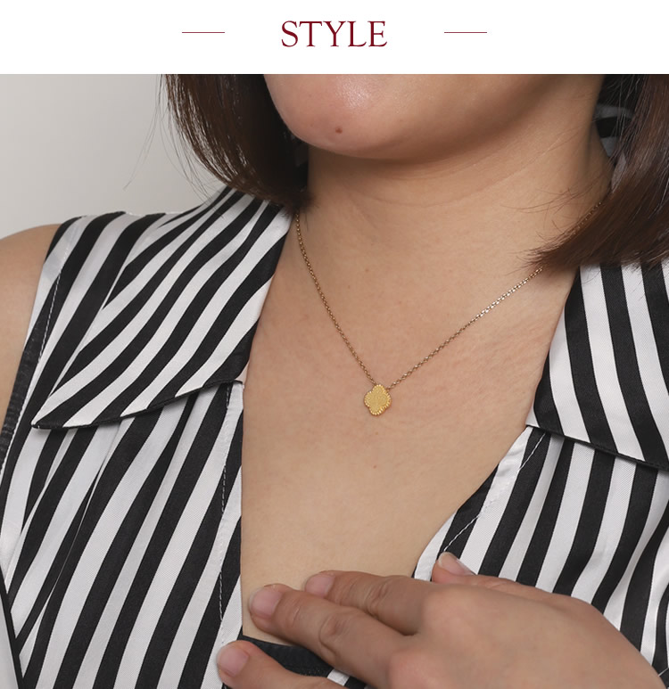 【特別価格】ミル打ち四つ葉のクローバー ペンダント（SV925チェーン付き）