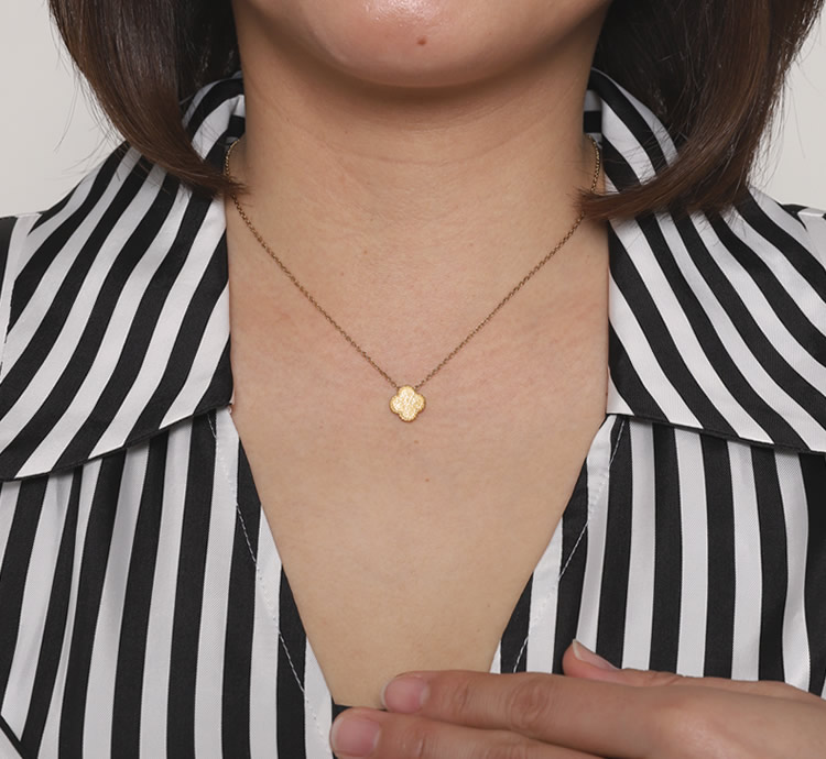 【特別価格】ミル打ち四つ葉のクローバー ペンダント（SV925チェーン付き）