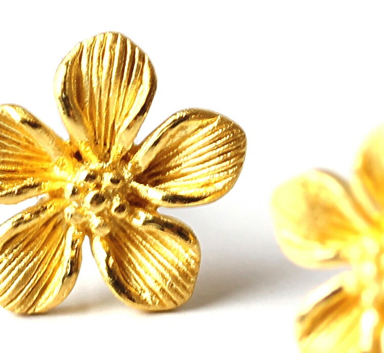 シンプルなフラワー 純金ピアス