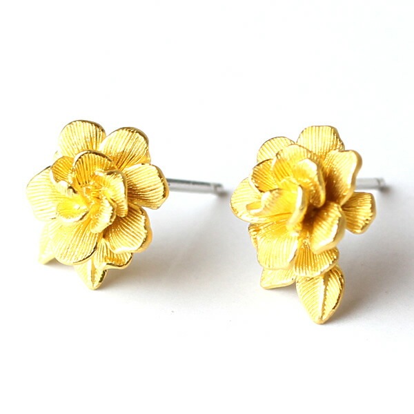 可憐なフラワーモチーフ 純金ピアス
