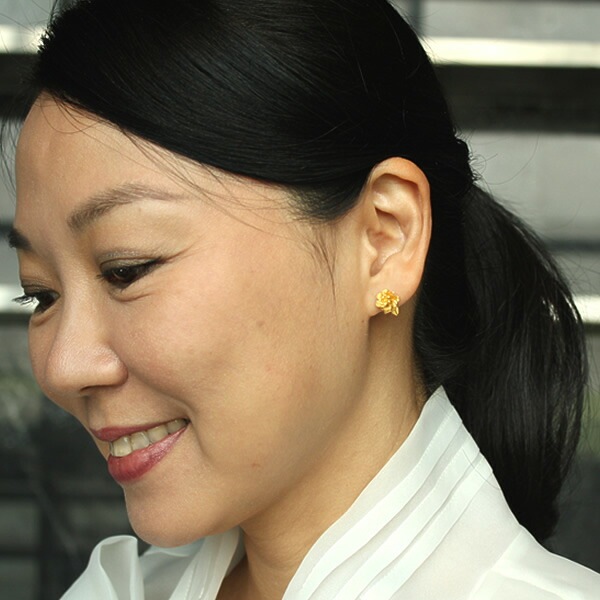 可憐なフラワーモチーフ 純金ピアス