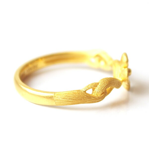 小さいながらも凛とした花のフォルム 純金リング