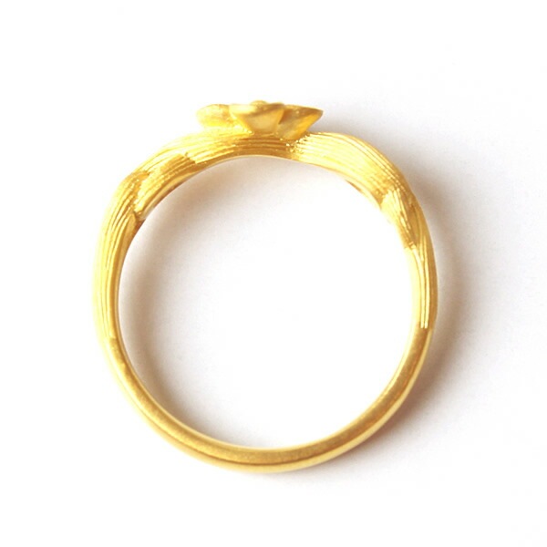 小さいながらも凛とした花のフォルム 純金リング