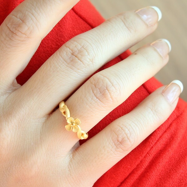 小さいながらも凛とした花のフォルム 純金リング