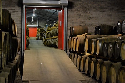 膨大なストックを所有するシグナトリー熟成庫内。こちらのダンネージ式のと、新たに建設されたラック式の熟成庫の二種類があります。樽の間から樽を垣間見てみると、あんなものや...こんなものが...眠っているかもしれません。
