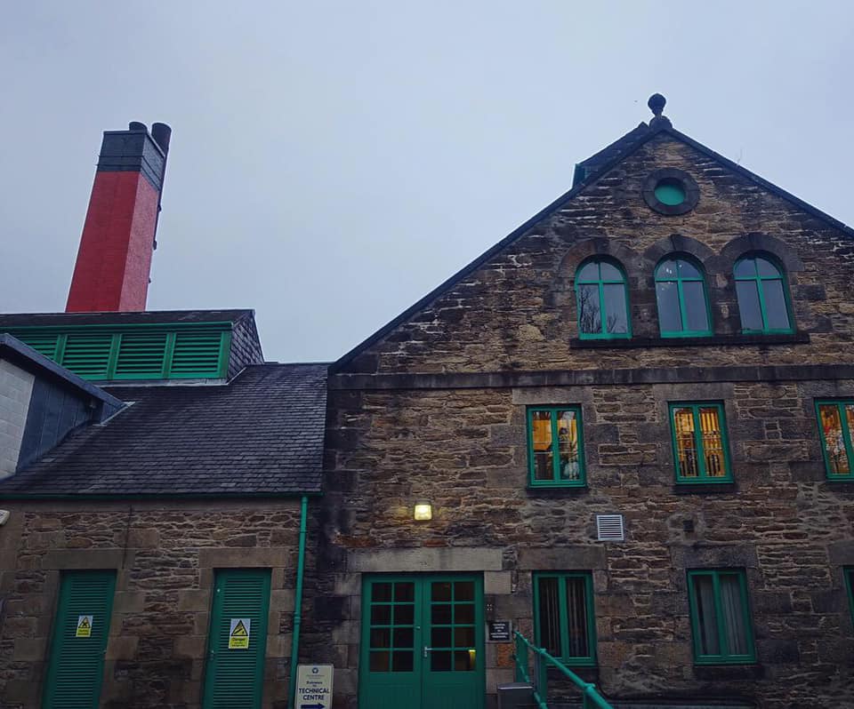 どこか教会を思わす石造りのハウス。
1999年にはモスボール、生産休止。今回は希少な生産休止前の原酒です。
2013年にふたたび、蒸留が再開されました。