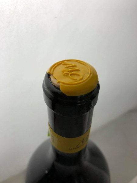 輸送時の衝撃によりチップしております。